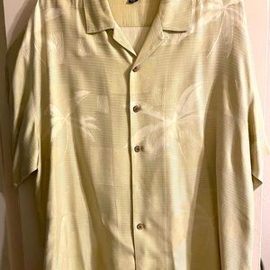 Tommy Bahama 100% silk Hawaiian shirt casual, comfy short sleeve shirt